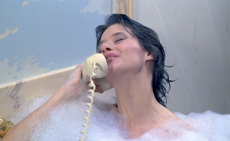 2 Lorraine Bracco in a bubble bath talking on a retro corded telephone, playing Bubble in Marc Camoletti's 1979 French comedy Duos sur canapé.