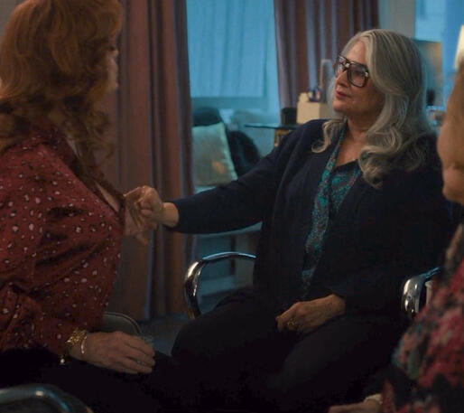 4 Susan Sarandon talking to a seated Lorraine Bracco in a movie scene from the Netflix film Nonnas.