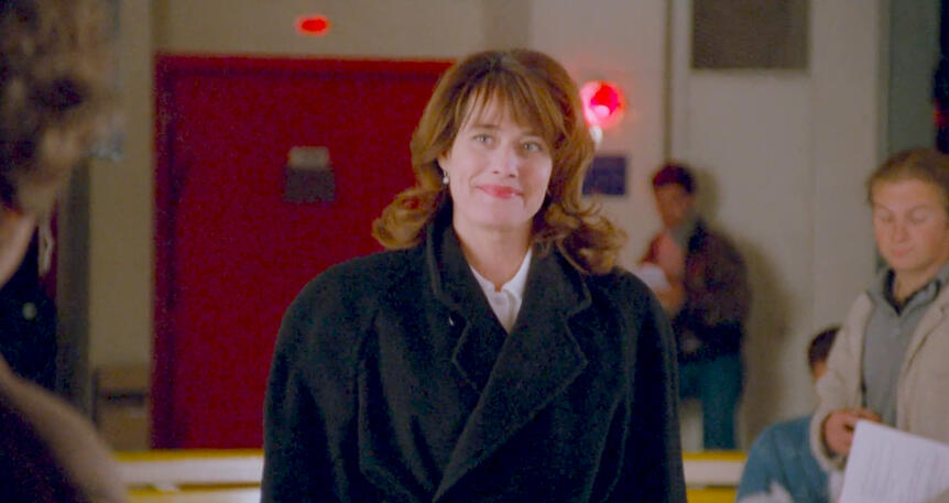 1 Lorraine Bracco smiling in a black coat in Les Menteurs