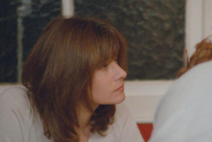 4 Lorraine Bracco profile view with bangs in Les Menteurs