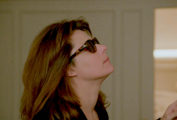 12 Lorraine Bracco in sunglasses looking up in profile in Les Menteurs