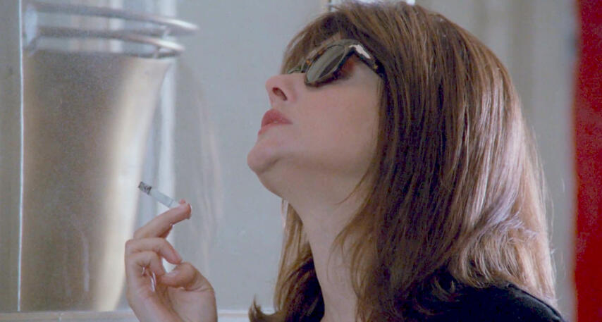 11 Lorraine Bracco wearing sunglasses and holding a cigarette in Les Menteurs